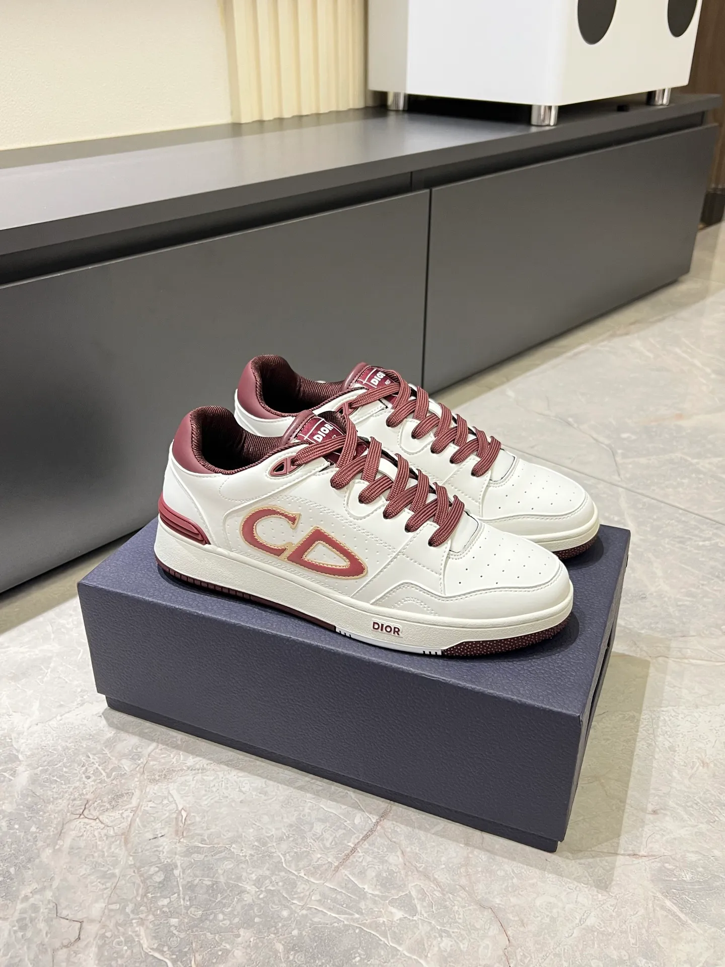 Men's shoes 💰p440 "Dio*" mid-top B27 casual sneakers. This B27 high-top sneaker is a new product in the series and continues Di*r's classic style. Crafted from gray and white smooth calf leather with beige and black Oblique print panels on the sides. The "CD Icon" shaped shoelace eyelets are clever and delicate, and the two-color rubber sole, rear collar and heel are all equipped with the brand's iconic details to enhance the style. Oblique printed straps at the ankle allow for an adjustable fit to complement the overall design. Fashionable and versatile, it can complement any look. Create an exquisite design with unique dynamic vitality and modern atmosphere, presented in low-top and high-top styles. This new must-have shoe adds a new dimension to Dior's archive heritage, embodying modern elegance. Purchase the original version and make it 1:1. If you need top quality, please come to me! Male 38-44!